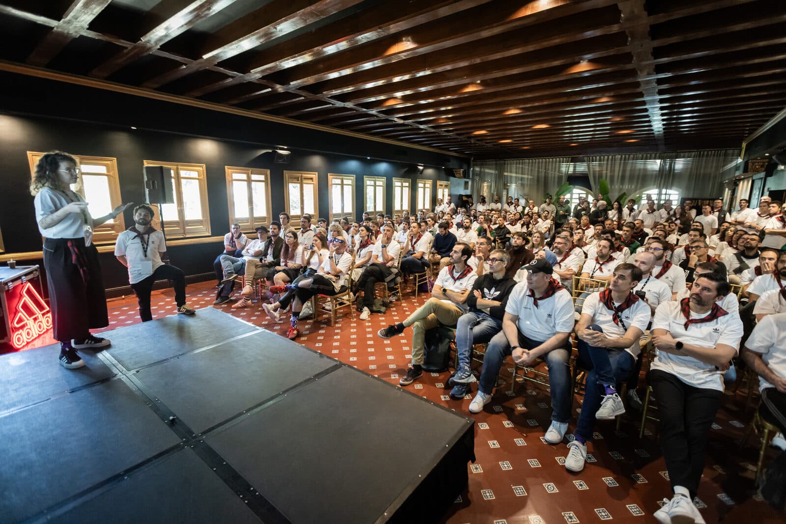 Ponente en escenario ante un auditorio lleno en un congreso corporativo en el Salón Noble de El Cachirulo