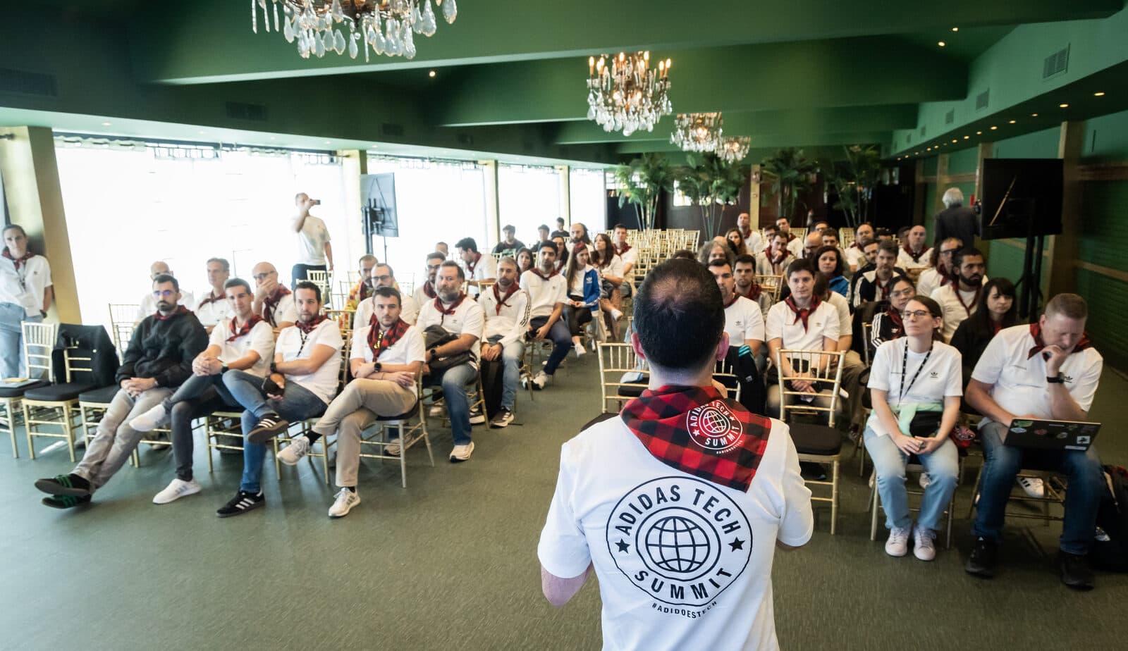 Vista amplia del auditorio durante una convención de empresa en el Salón Aragón de El Cachirulo