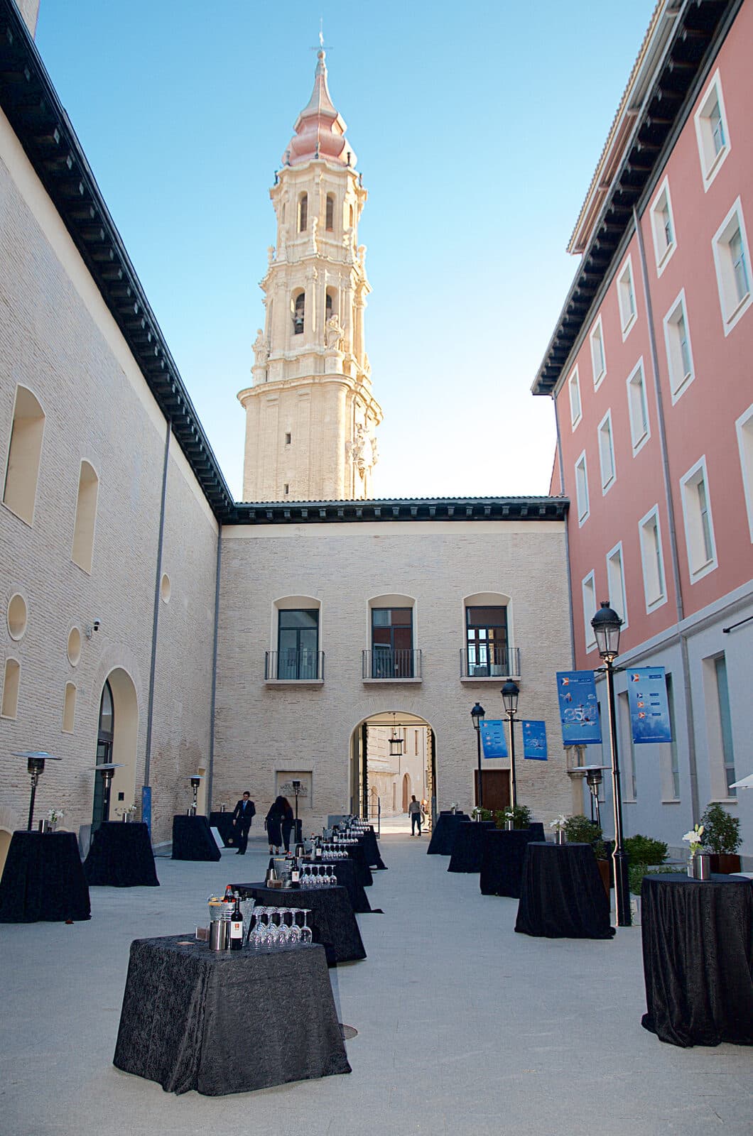 Cóctel corporativo al aire libre en el Museo Alma Mater