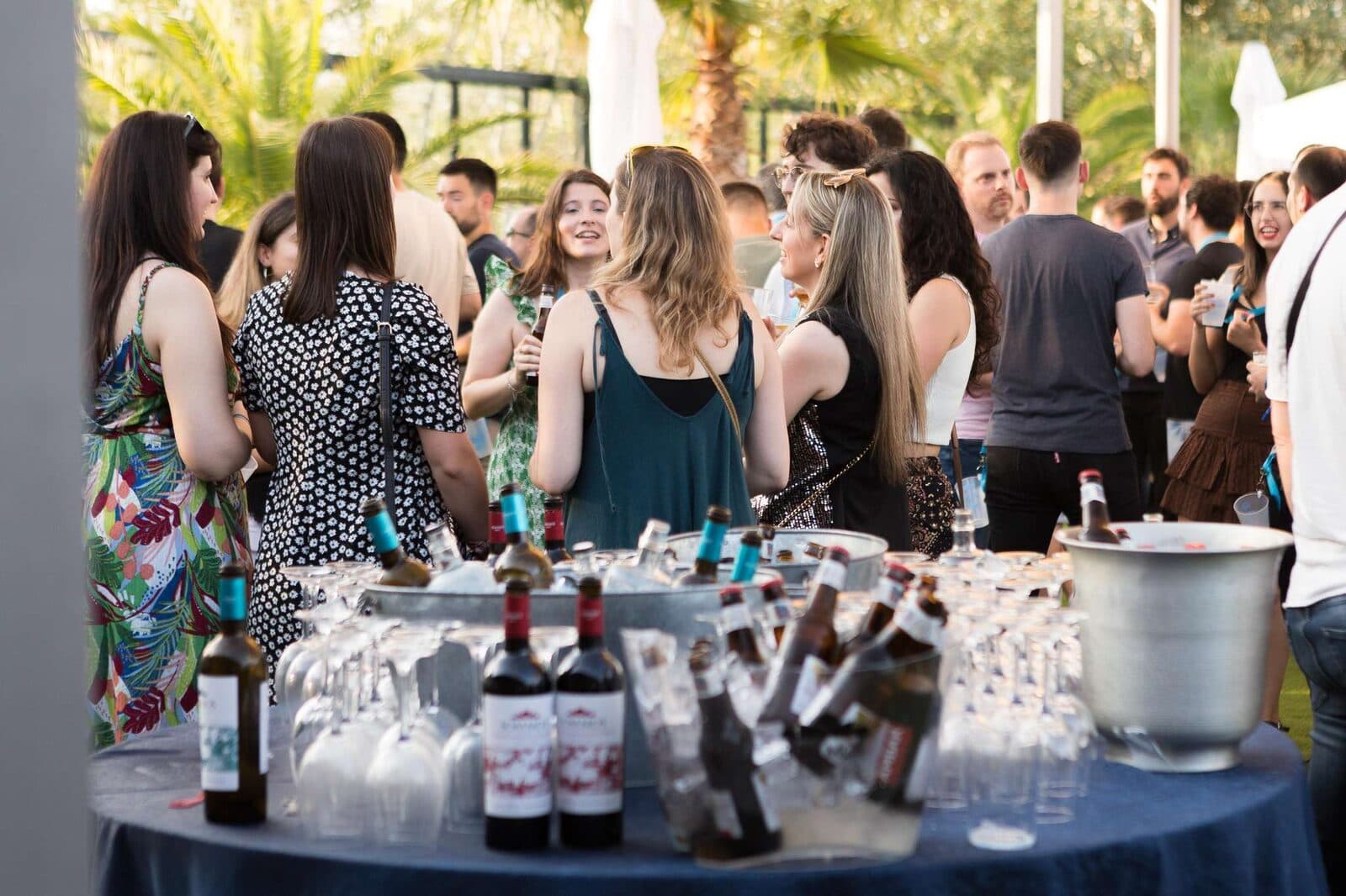 Cóctel de empresa con vinos y cristalería entre los asistentes en Espacio Ebro