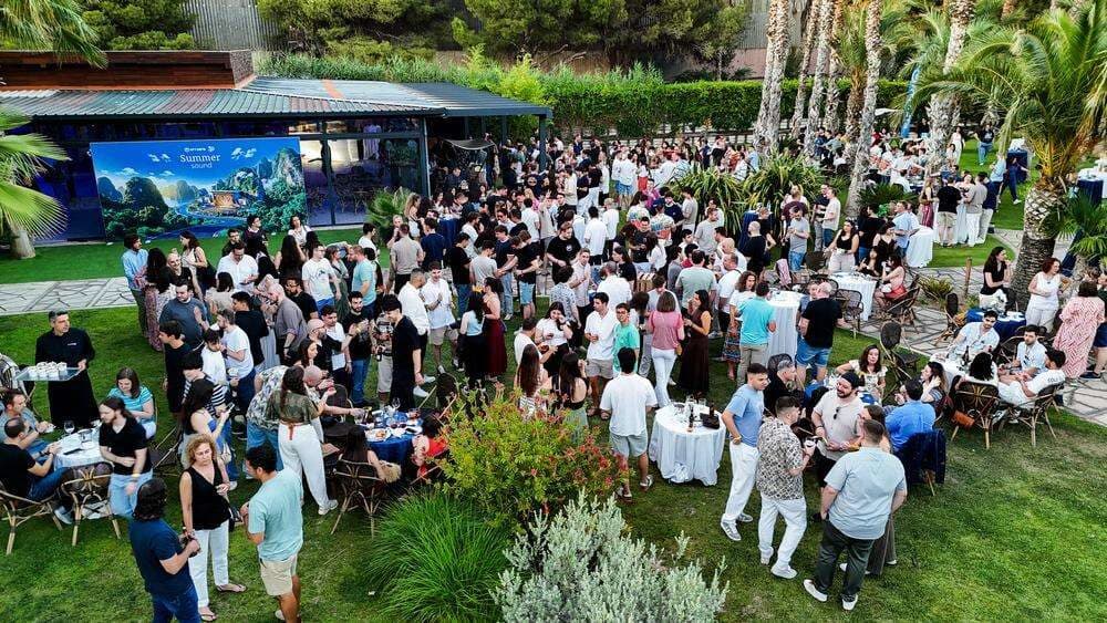 Vista aérea de una celebración de empresa en los jardines de la finca Hortal de Finca Sansui