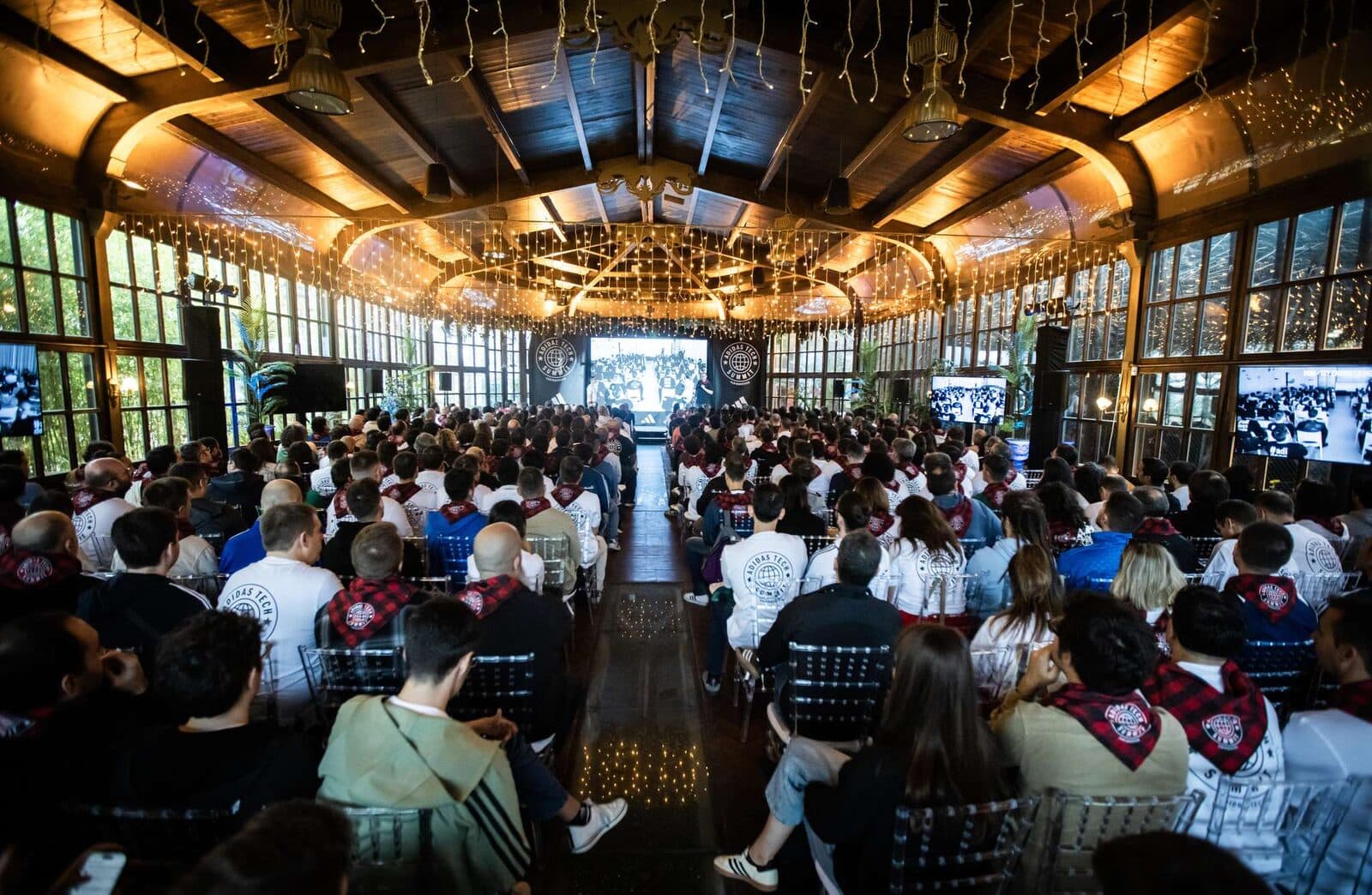 Convención de empresa en el invernadero de La Casa de las Hiedras, con el público atento a las pantallas