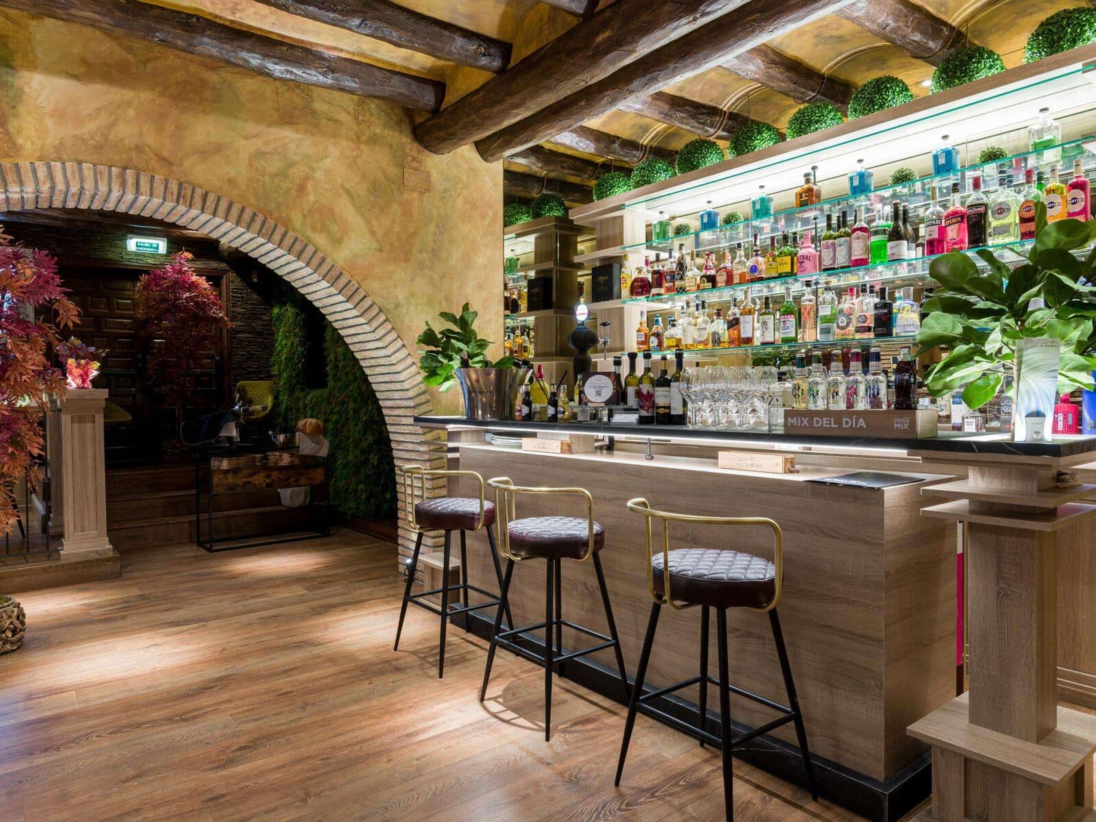 Salas, terraza y bodega del Restaurante El Cachirulo — imagen 4