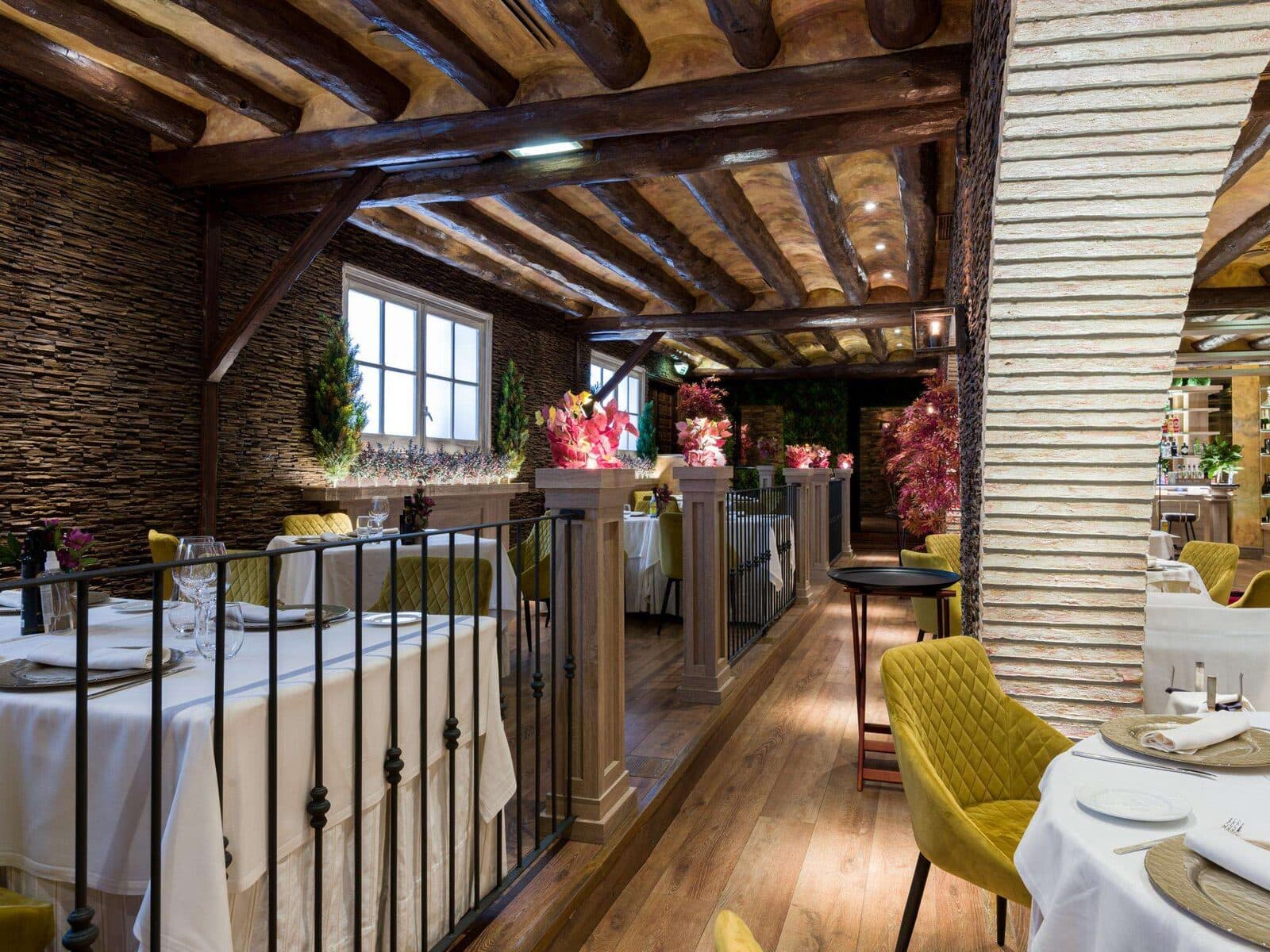 Salas, terraza y bodega del Restaurante El Cachirulo — imagen 6