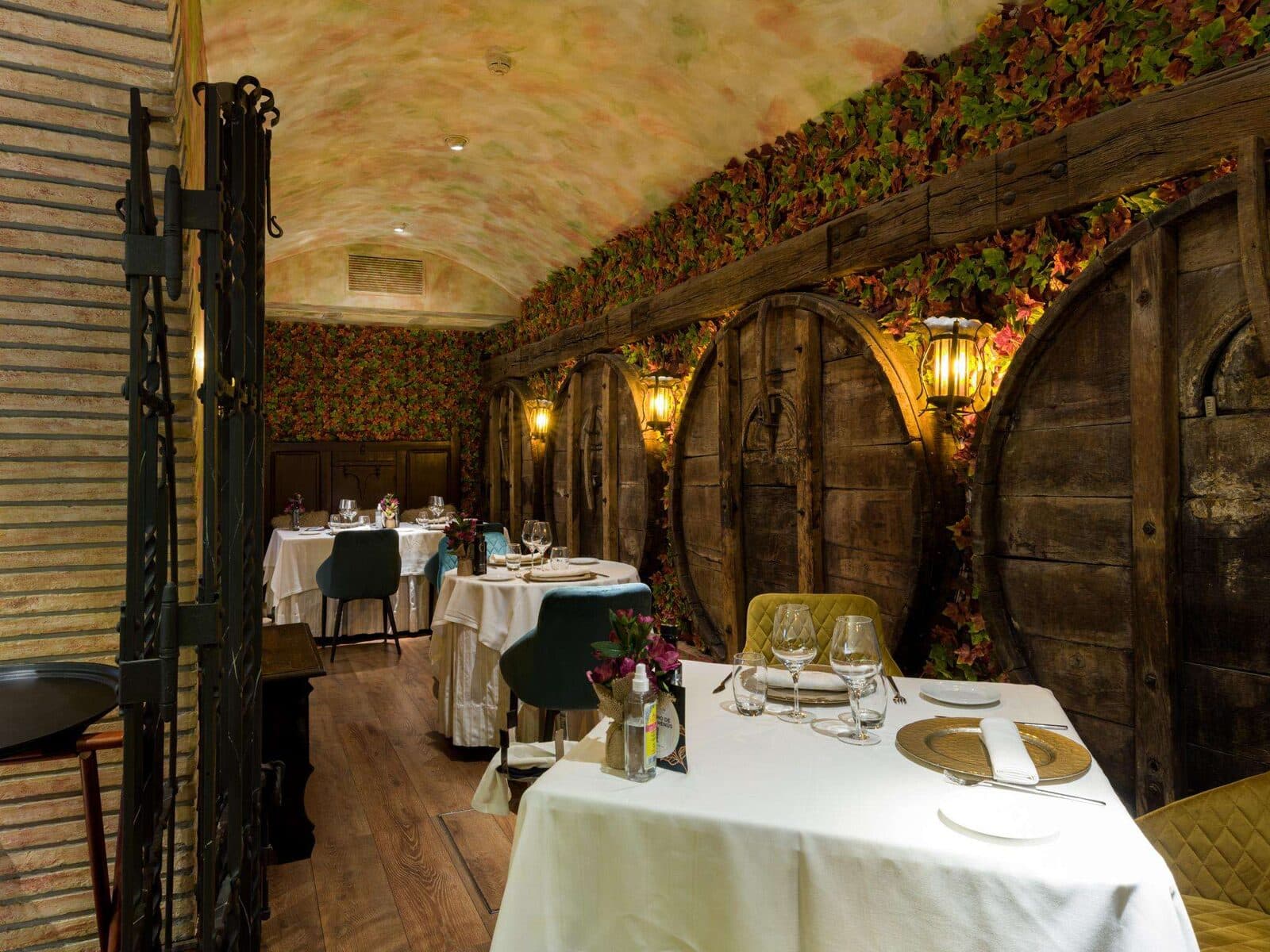 Comedor del Restaurante El Cachirulo con las mesas vestidas