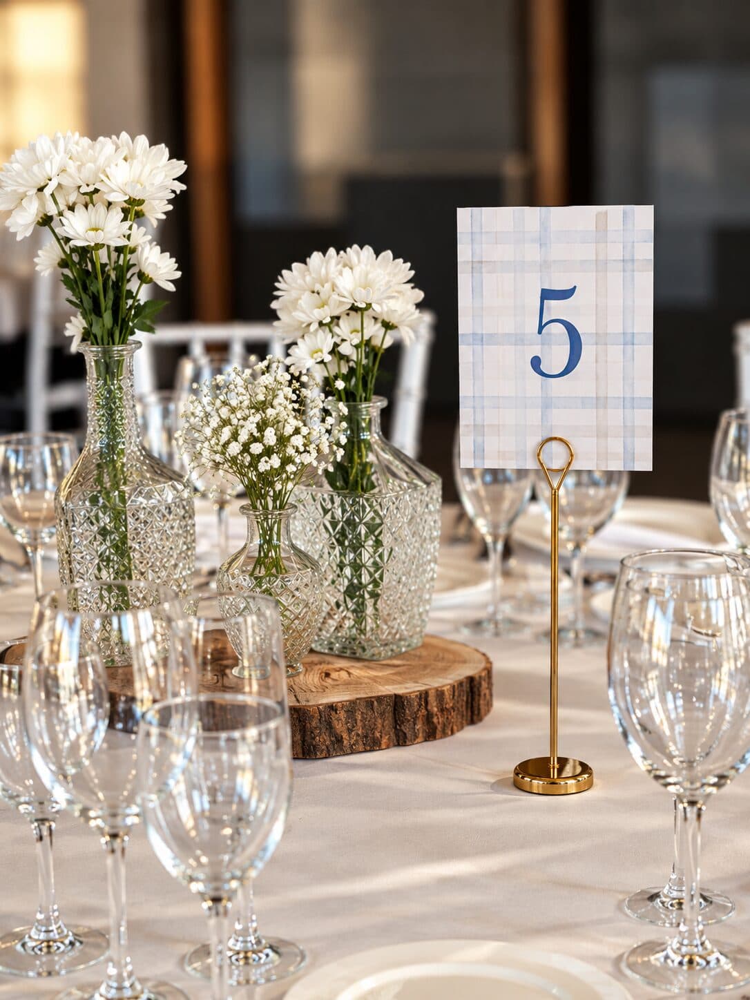 Mesa de comunión con flores blancas y número de mesa